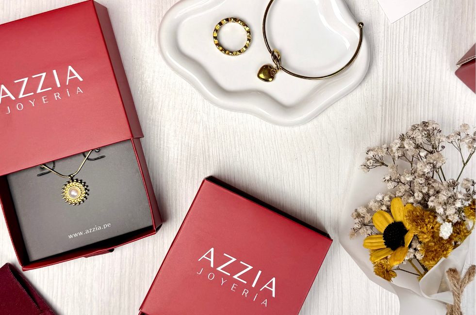 5 joyas doradas que brillan junto a un girasol
