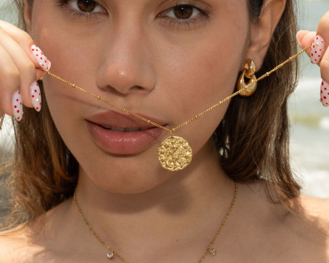 Joyas que No se Oxidan: Cómo Elegir Accesorios que Mantienen su Brillo