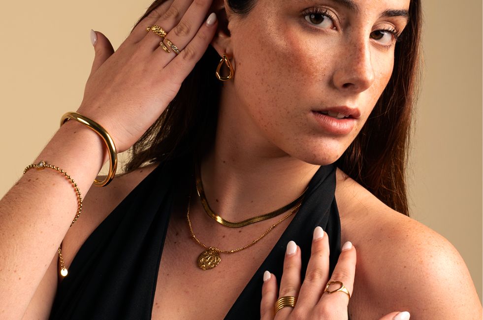 Eleva tu outfit con joyas y destaca siempre