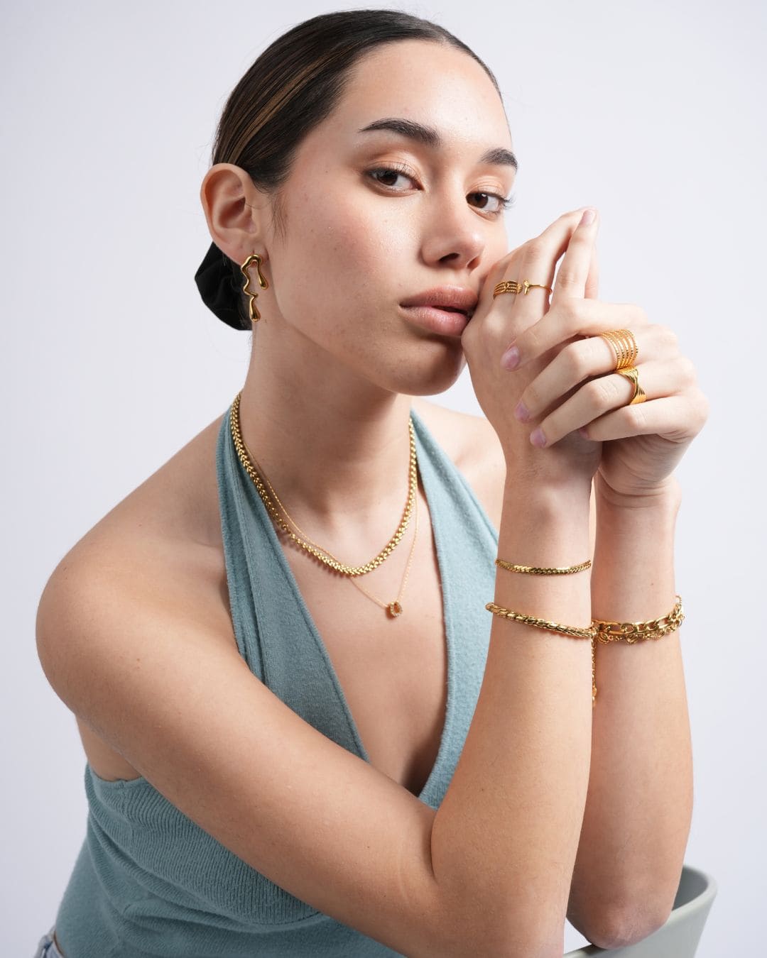 Cómo combinar tus joyas waterproof en outfits de primavera