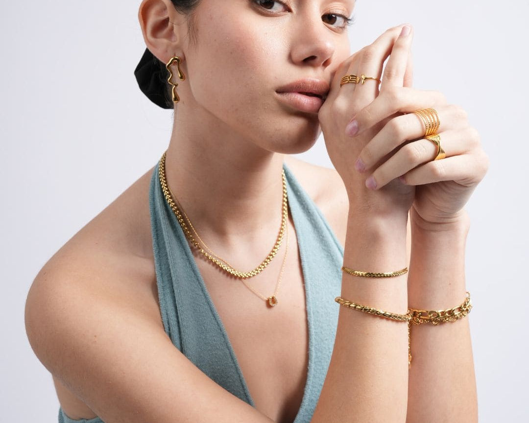 Cómo combinar tus joyas waterproof en outfits de primavera