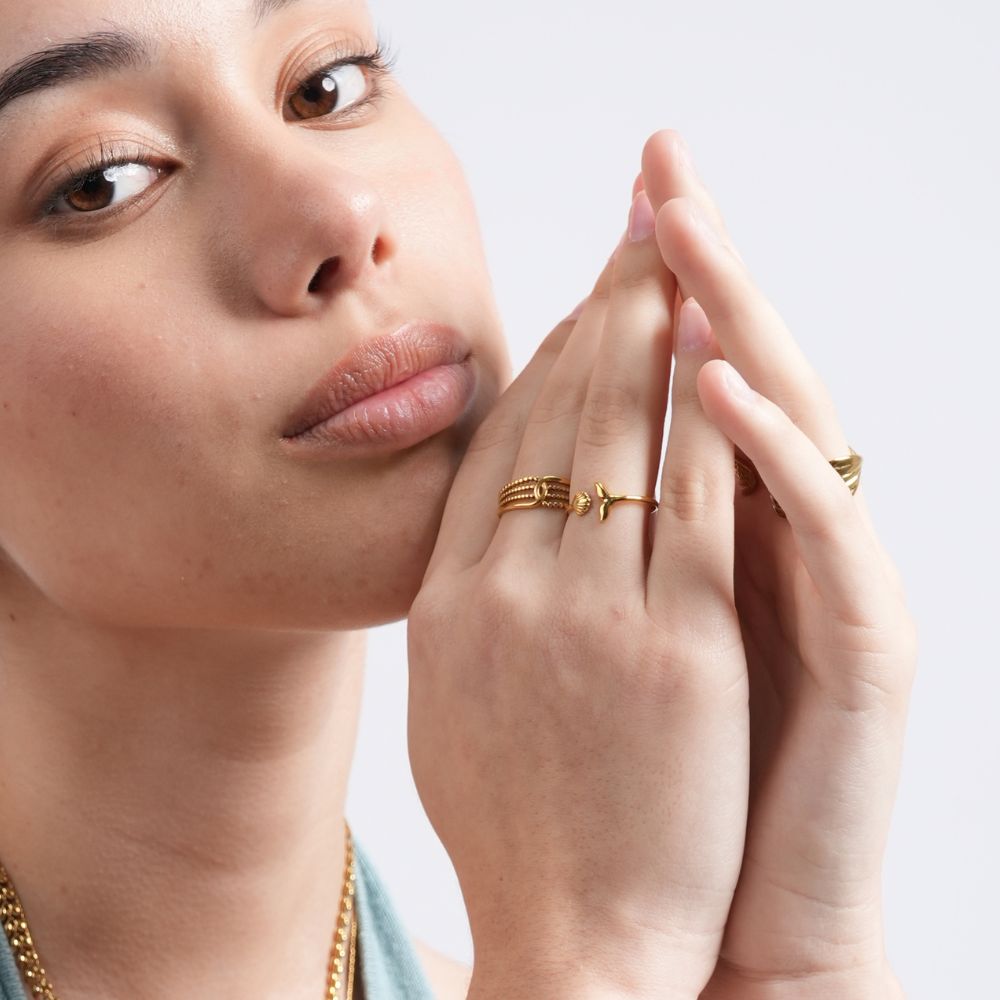Explora nuestra colección de joyas exclusivas Azzia. Joyas para mujer elaborados en acero inoxidable 316L con enchapado en oro 18K PVD.