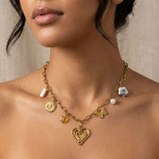 Collar waterproof con charms florales dorados. Acero 316L enchapado en oro 18k: no se oxida ni mancha. Envío a todo el Perú