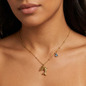 Collar Delfín Blue Waterproof: Elegancia acuática en acero inoxidable con dije de delfín y circón azul, enchapado en oro 18k. ¡Ideal para brillar! En Azzia