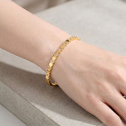 Brazalete sólido con circones blancos waterproof. Acero 316L enchapado en oro 18k: no se oxida, no mancha. Elegante y resistente al agua. Envío a todo el Perú!