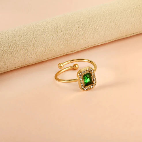 Anillo para mujer Stella con circones en talla 8. Joya waterproof brillante y elegante, resistente al agua, ideal como regalo femenino muy especial y elegante.