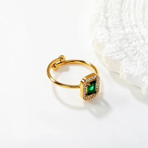 Anillo para mujer Stella con circones en talla 8. Joya waterproof brillante y elegante, resistente al agua, ideal como regalo femenino muy especial y elegante.