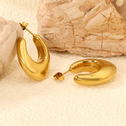 Aretes Chunky para mujer tipo gota con brillo intenso en dorado. Joyas waterproof que realzan cualquier look femenino, elegantes y resistentes al agua y elegante.