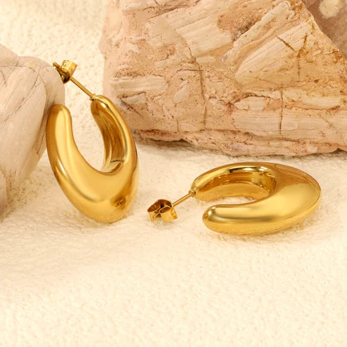 Aretes Chunky para mujer tipo gota con brillo intenso en dorado. Joyas waterproof que realzan cualquier look femenino, elegantes y resistentes al agua y elegante.