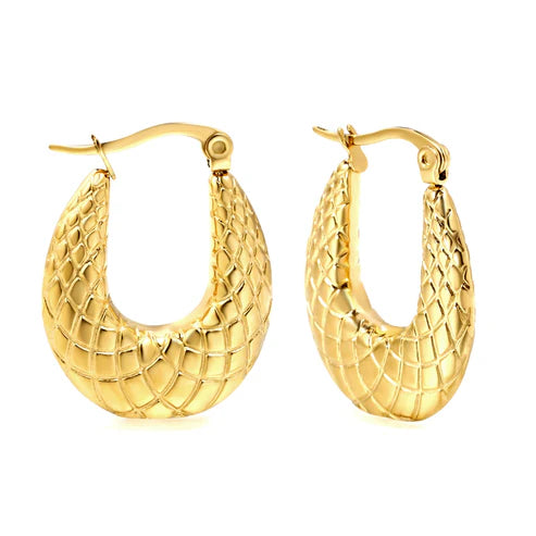Aretes para mujer tipo aro texturizado dorado. Joyas waterproof de tendencia femenina, perfectas para el día a día y totalmente resistentes al agua y elegante.
