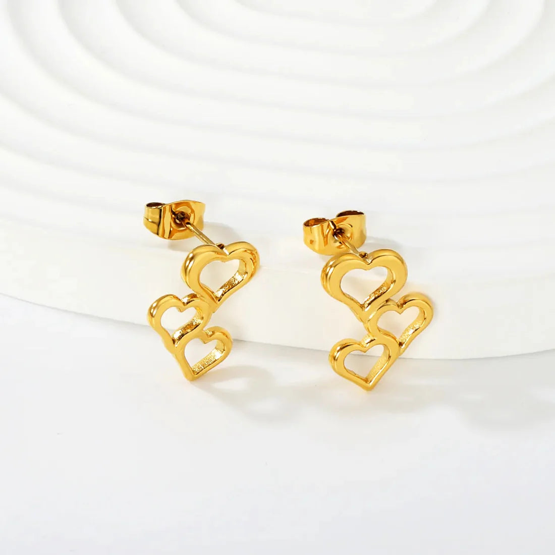 Aretes para mujer con diseño floral petite en dorado. Joyas waterproof románticas y delicadas, perfectas como regalo femenino y resistentes al agua y elegante.