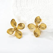Aretes para mujer tipo aro liso bold en dorado. Joyas waterproof de estilo urbano moderno, resistentes al agua y de gran impacto visual femenino y elegante.