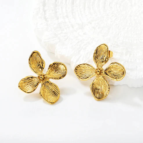Aretes para mujer tipo aro liso bold en dorado. Joyas waterproof de estilo urbano moderno, resistentes al agua y de gran impacto visual femenino y elegante.