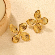 Aretes para mujer tipo aro liso bold en dorado. Joyas waterproof de estilo urbano moderno, resistentes al agua y de gran impacto visual femenino y elegante.
