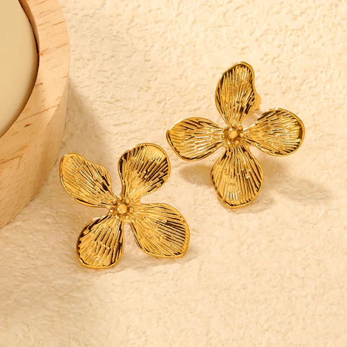 Aretes para mujer tipo aro liso bold en dorado. Joyas waterproof de estilo urbano moderno, resistentes al agua y de gran impacto visual femenino y elegante.