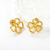 Aretes para mujer mariposa bold en dorado. Joyas waterproof llamativas y femeninas, resistentes al agua, ideales para looks de moda y tendencia y elegante.