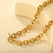 Collar para mujer con cadena eslabones y broche T. Joya waterproof romántica ideal para regalar, resistente al agua con acabado brillante muy duradero y elegante.