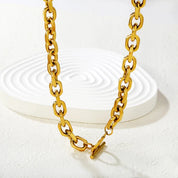 Collar para mujer con cadena eslabones y broche T. Joya waterproof romántica ideal para regalar, resistente al agua con acabado brillante muy duradero y elegante.