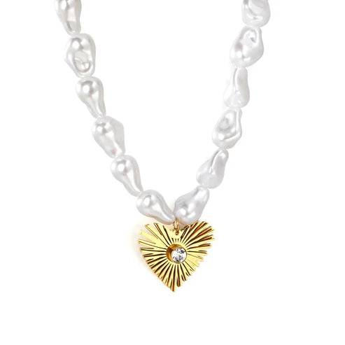 Collar con cadena de perlas y dije corazón radiante para mujer tipo cadena Figaro en dorado. Joya waterproof clásica y versátil, resistente al agua, ideal para cualquier ocasión femenina y elegante.