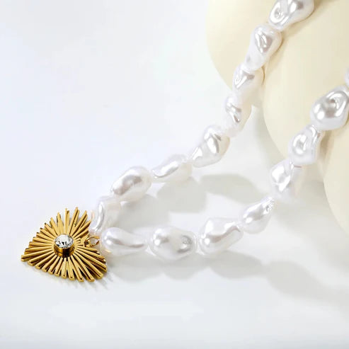 Collar con cadena de perlas y dije corazón radiante para mujer tipo cadena Figaro en dorado. Joya waterproof clásica y versátil, resistente al agua, ideal para cualquier ocasión femenina y elegante.