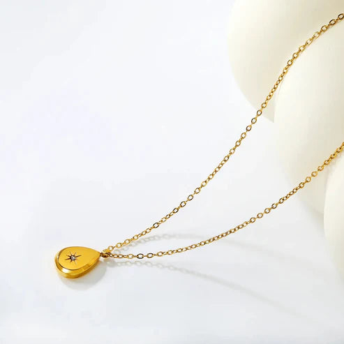 Collar para mujer gargantilla minimalista en forma de Gota con una estrella. Joya waterproof de tendencia, resistente al agua y perfecta para looks modernos y juveniles y elegante.