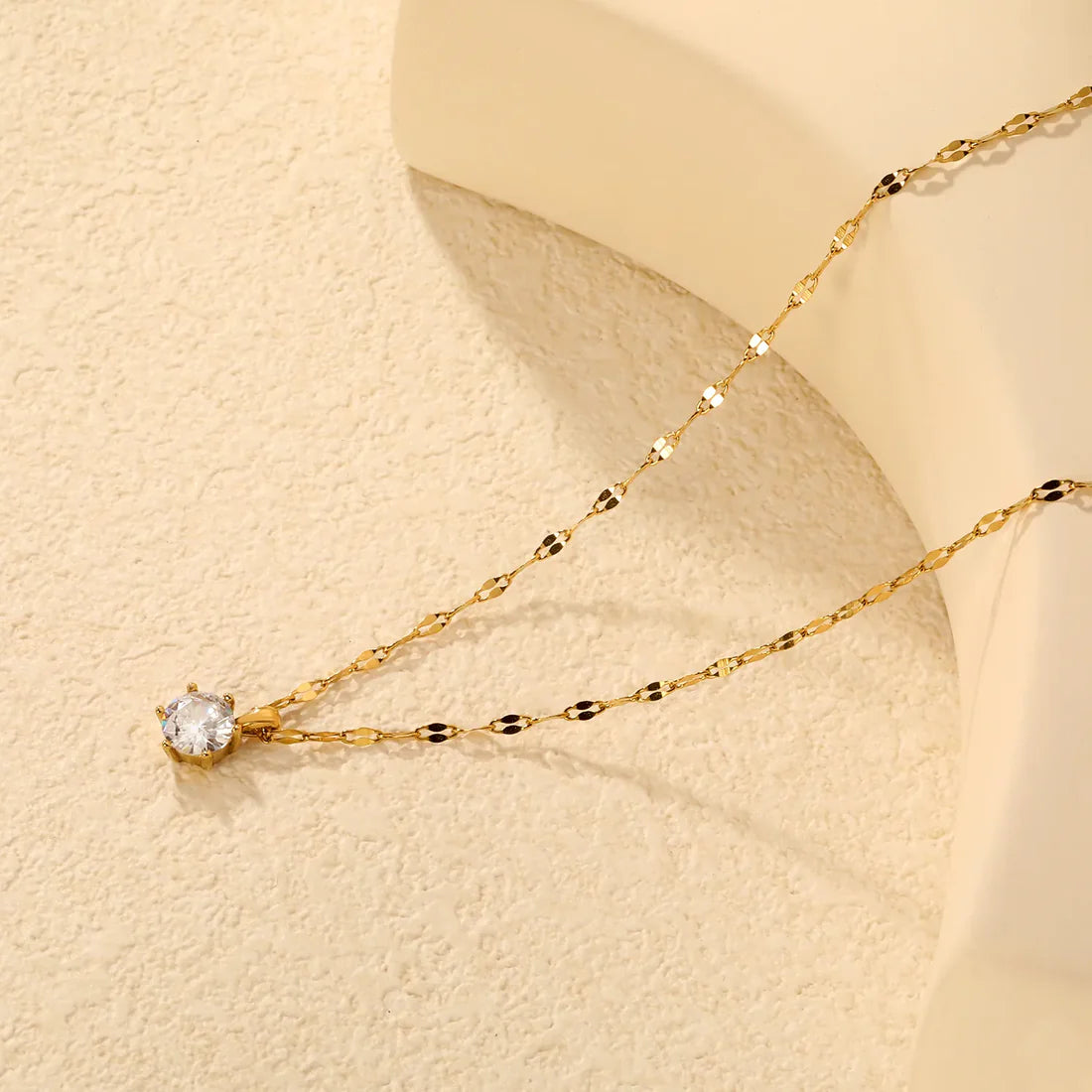 Collar para mujer con un punto de circón. Joya waterproof elegante y fina, resistente al agua, ideal para el trabajo o salidas diarias y elegante.