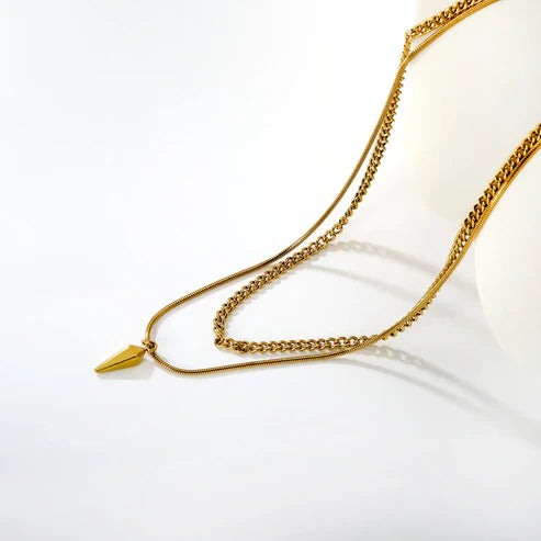 Collar para mujer tipo cadena gruesa statement en dorado. Joya waterproof de alto impacto visual, resistente al agua y tendencia en moda femenina y elegante.