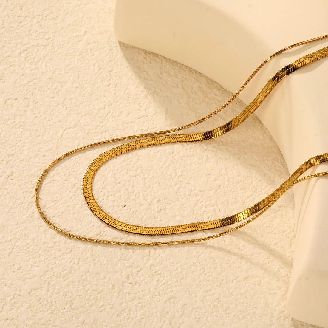Collar para mujer de eslabones estilo vintage dorado. Joya waterproof con carácter retro y elegante, resistente al agua perfecta para uso cotidiano y elegante.