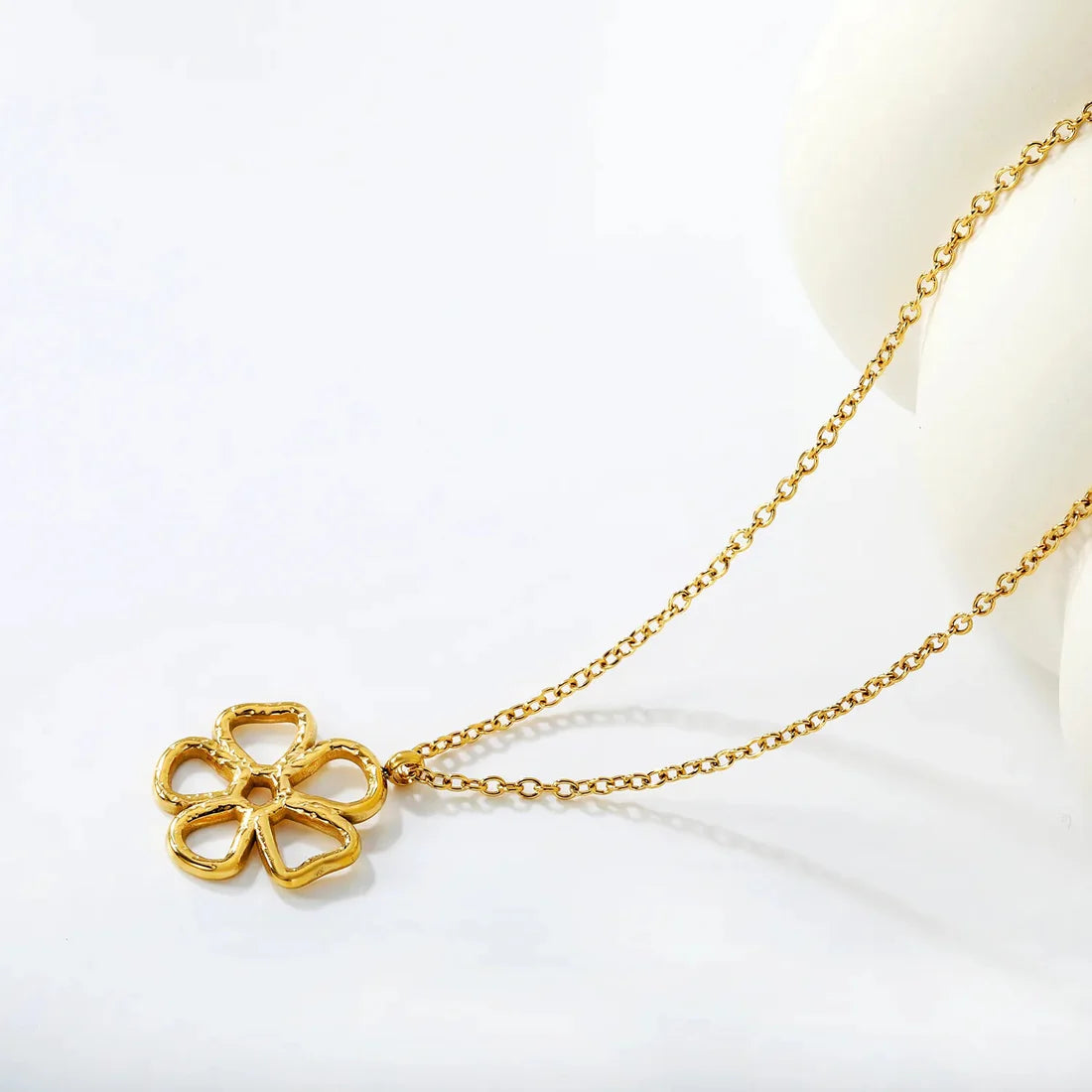 Collar para mujer con dije floral en tono dorado. Joya waterproof romántica y delicada, resistente al agua, perfecta como regalo femenino especial y elegante.