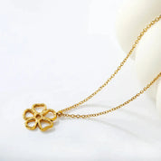 Collar para mujer con dije floral en tono dorado. Joya waterproof romántica y delicada, resistente al agua, perfecta como regalo femenino especial y elegante.