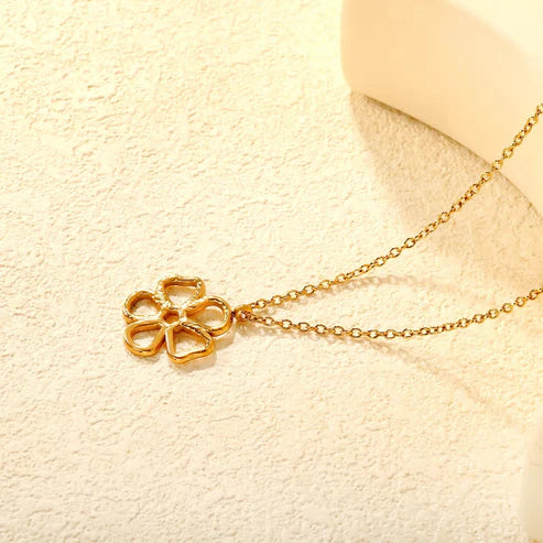 Collar para mujer con dije floral en tono dorado. Joya waterproof romántica y delicada, resistente al agua, perfecta como regalo femenino especial y elegante.