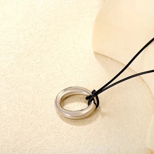 Collar Olivia para mujer en forma de aro con cadena cordón de cuero natural PU color negro. Collar de diseño contemporáneo con un aro entrelazados que aportan un estilo moderno y sofisticado