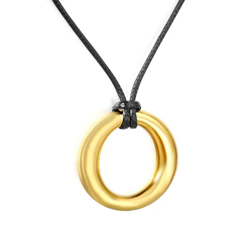 Collar Olivia para mujer en forma de aro con cadena cordón de cuero natural PU color negro. Collar de diseño contemporáneo con un aro entrelazados que aportan un estilo moderno y sofisticado