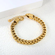 Pulsera para mujer tipo cadena eslabón, joya waterproof de diseño moderno en dorado. Perfecta para cualquier ocasión y resistente al agua ¡Imperdible!