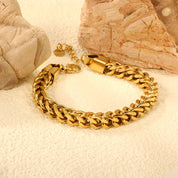 Pulsera para mujer tipo cadena eslabón, joya waterproof de diseño moderno en dorado. Perfecta para cualquier ocasión y resistente al agua ¡Imperdible!
