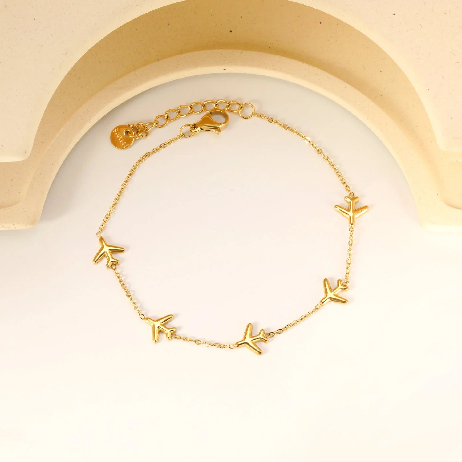 Pulsera para mujer estilo minimalista con dijes de aviones. Joya waterproof con acabado duradero, perfecta como regalo femenino especial y único Gran calidad.