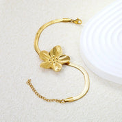 Pulsera Camelia Snake para mujer delgada y elegante en tono dorado. Joya waterproof minimalista ideal para el día a día, resistente al agua y muy duradera y elegante.