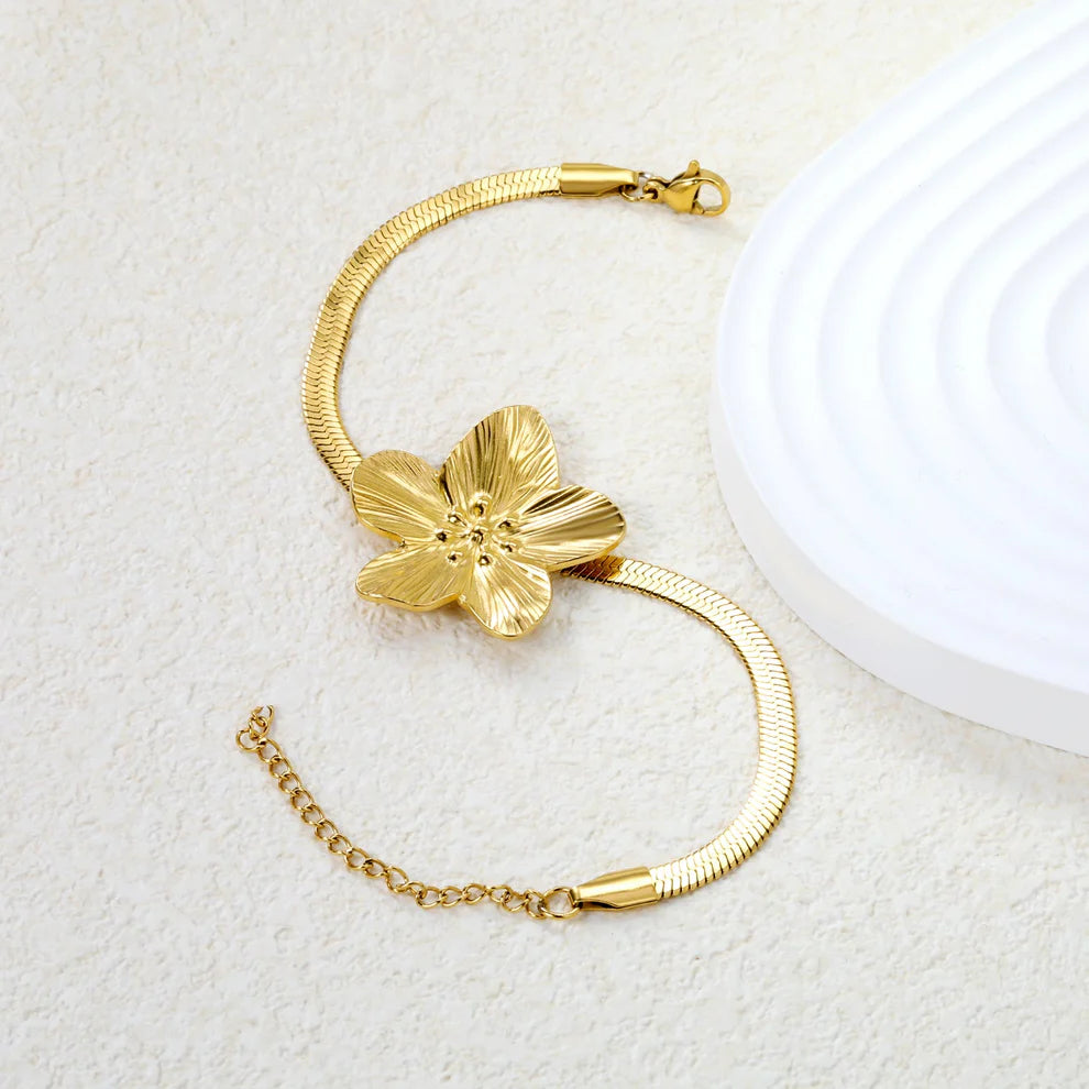 Pulsera Camelia Snake para mujer delgada y elegante en tono dorado. Joya waterproof minimalista ideal para el día a día, resistente al agua y muy duradera y elegante.