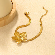 Pulsera Camelia Snake para mujer delgada y elegante en tono dorado. Joya waterproof minimalista ideal para el día a día, resistente al agua y muy duradera y elegante.