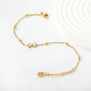 Pulsera Moño Circón para mujer tipo hilo fino en dorado. Joya waterproof delicada y femenina, perfecta para usar sola o combinar con otras joyas waterproof y elegante.