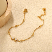 Pulsera Moño Circón para mujer tipo hilo fino en dorado. Joya waterproof delicada y femenina, perfecta para usar sola o combinar con otras joyas waterproof y elegante.