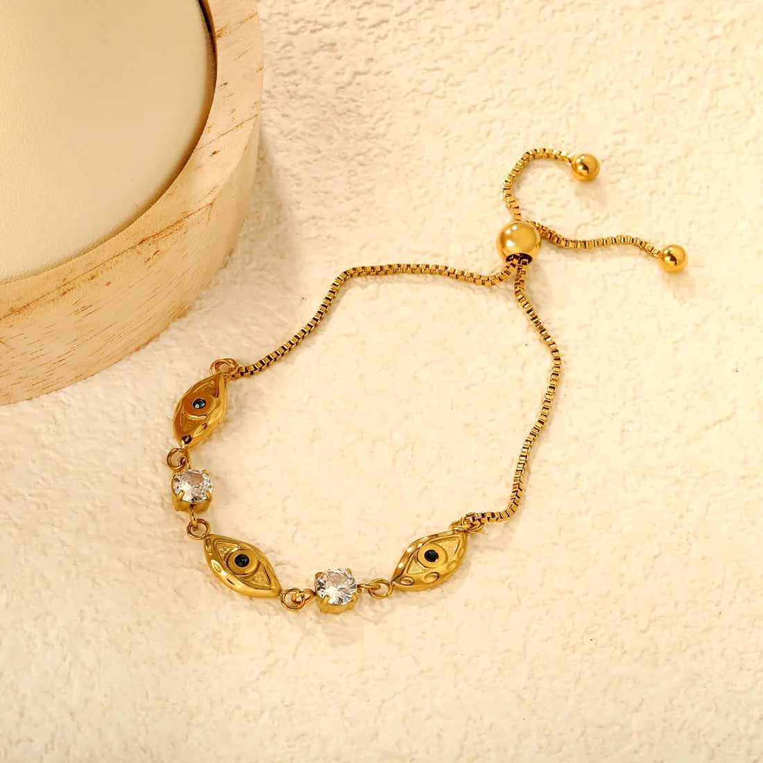 Pulsera para mujer cadena con detalles de ojito y brillo que aportan un toque especial y femenino. Joya waterproof llamativa y versátil, resistente al agua, perfecta para looks creativos y juveniles.
