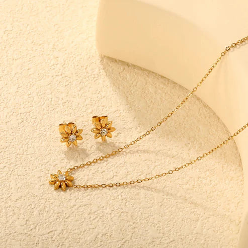 Set de joyas para mujer collar y aretes Floral premium. Joyas waterproof muy elegantes, resistentes al agua, ideales como regalo femenino especial y elegante.