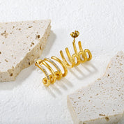 Aretes Golden Flow: elegancia resistente al agua en acero inoxidable oro 18K. Diseño cuádruple con brillo en movimiento. Lleva el estilo contigo. Azzia Joyeria