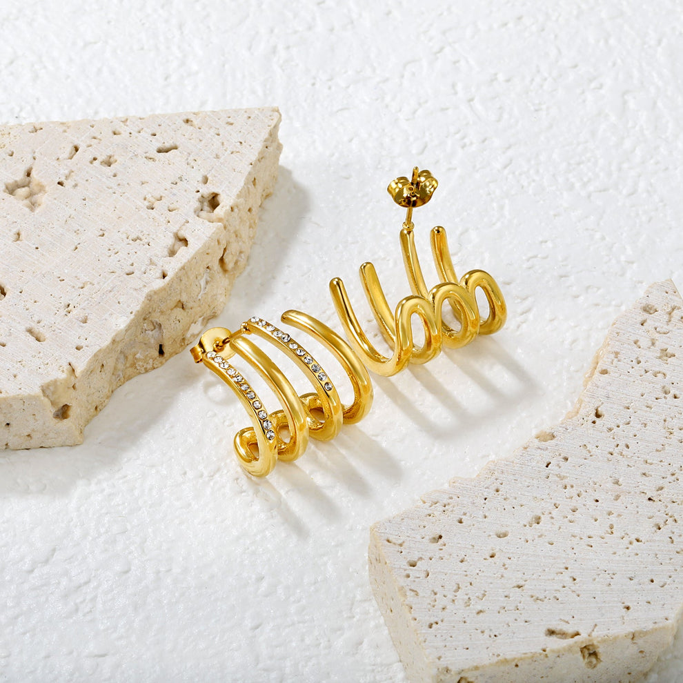 Aretes Golden Flow: elegancia resistente al agua en acero inoxidable oro 18K. Diseño cuádruple con brillo en movimiento. Lleva el estilo contigo. Azzia Joyeria