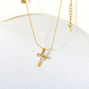 Collar Cruz Grace Waterproof: Acero 316L Oro 18k | Azzia