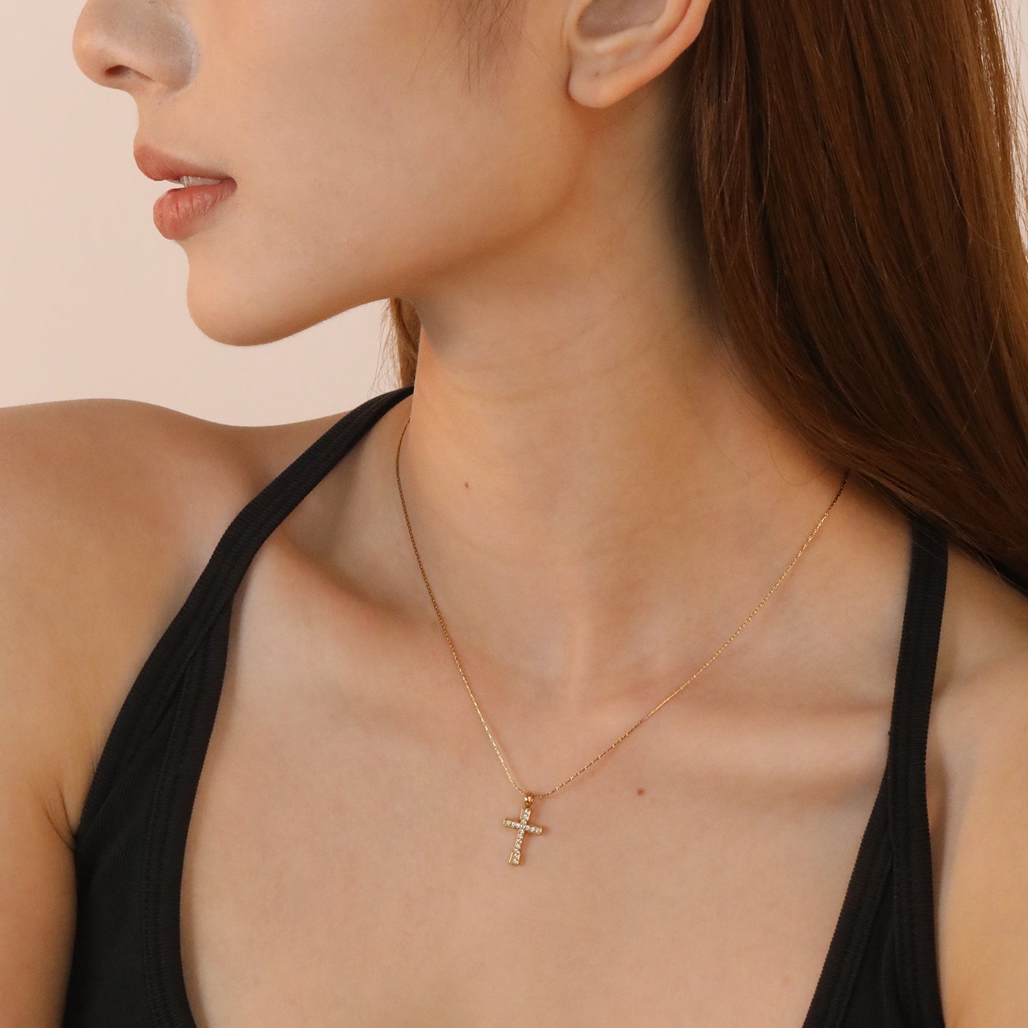 Collar Cruz Grace Waterproof: Acero 316L Oro 18k | Azzia
