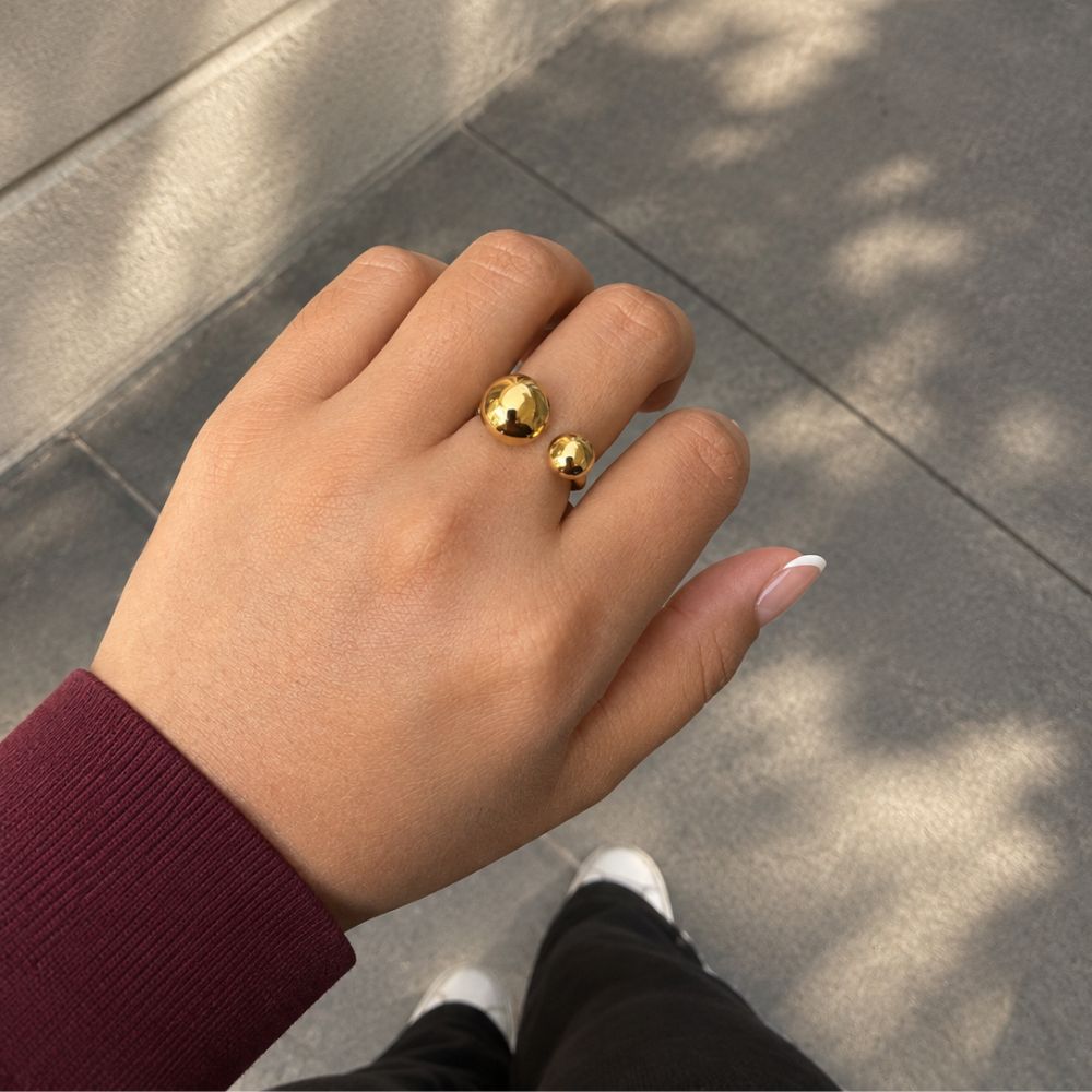 Anillo Chunky Diana de diseño abierto con esferas puesto en la mano - Azzia   