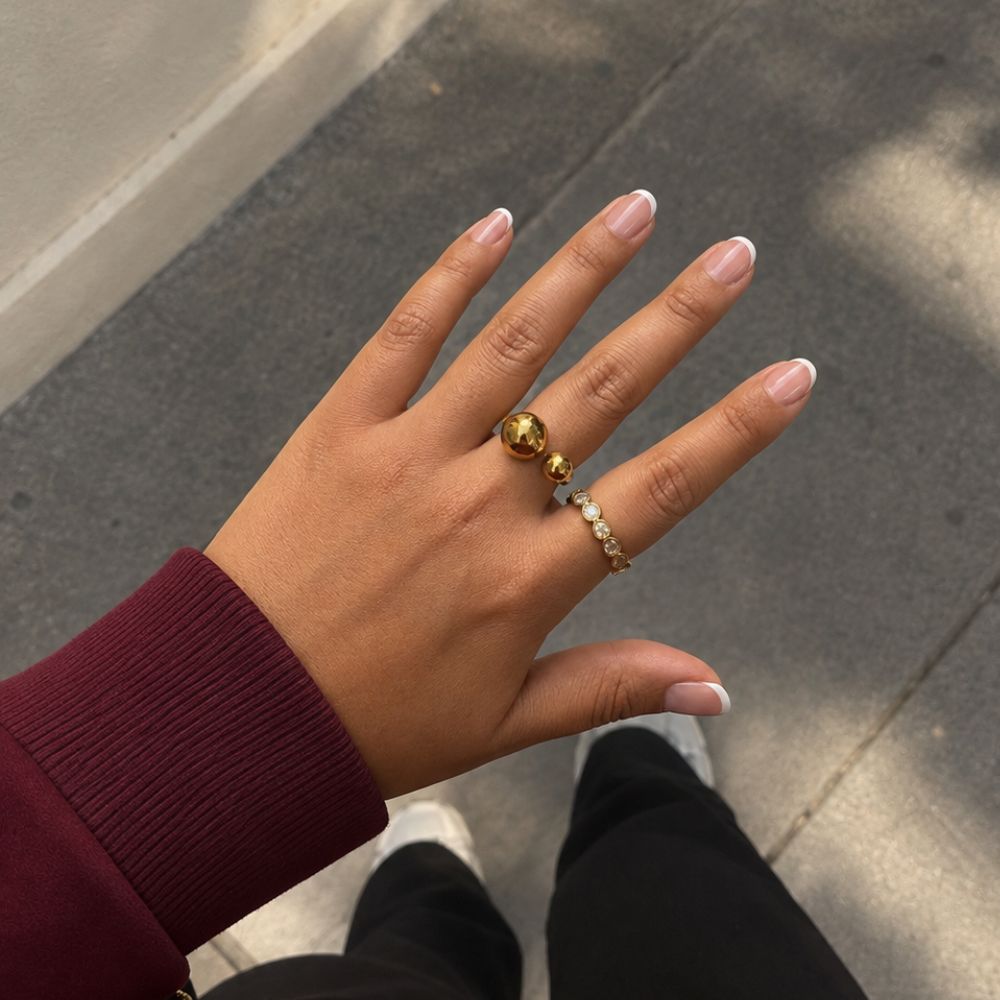 Anillo de acero 316L resistente al agua lucido en los dedos - Azzia Joyería   