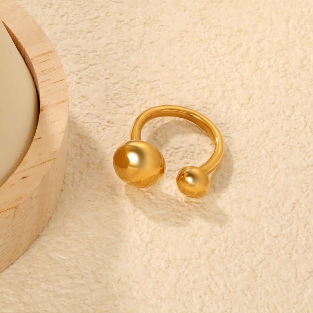 Anillo con acabado en oro 18k PVD sobre soporte decorativo - Azzia   